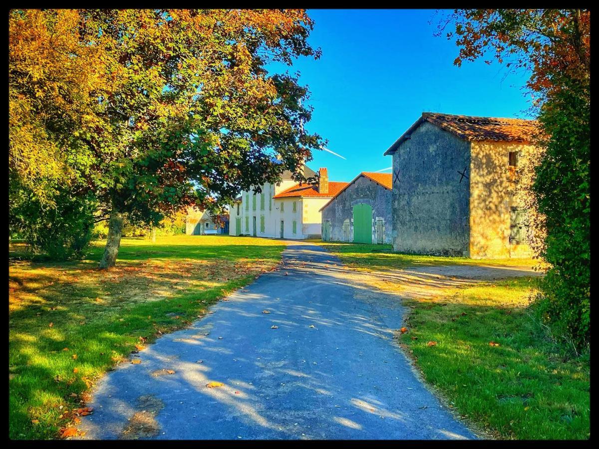 Les Maisons Du Bonheur Bed & Breakfast Château-Garnier Exterior foto